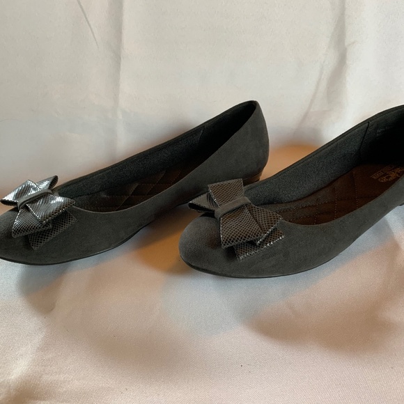 EUC. Coach and Four Black Ballet Flats with Shiny Bow! - Picture 3 of 8